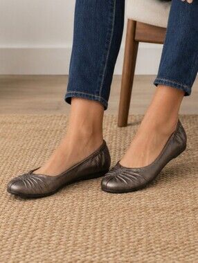 Taos Women's Repleat Bronze Leather Ballet Flats Arch Support Round Toe 6